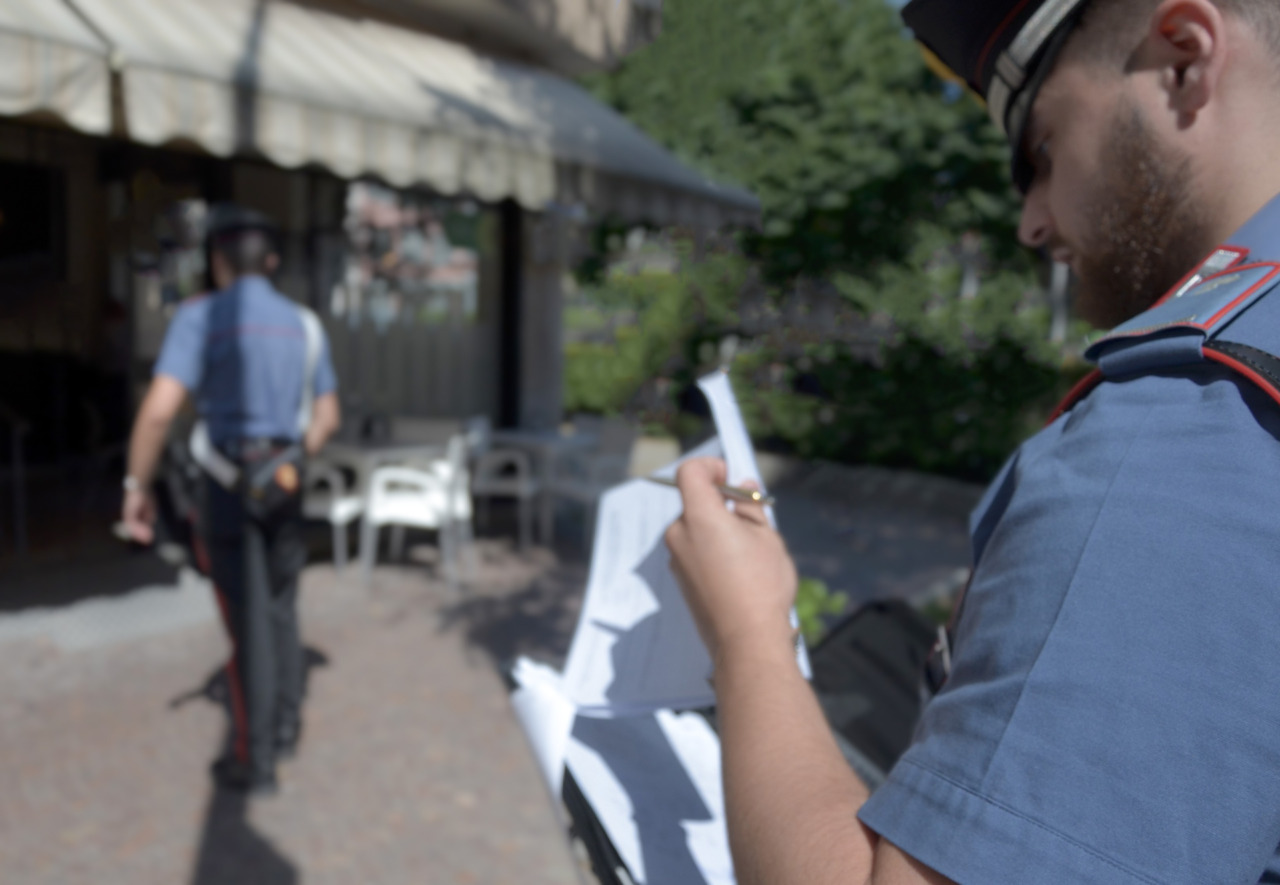 Ruba una borsa e assale la titolare del negozio, arrestata