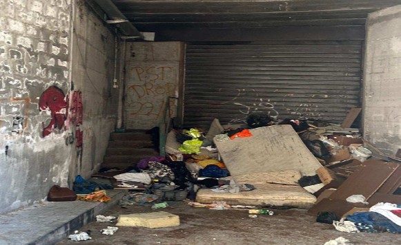 Piastra, grave degrado all’ingresso dei garage