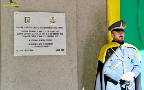 Un cerimonia per commemorare tre finanzieri caduti in servizio